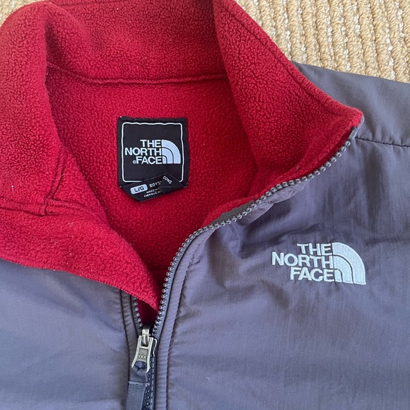 The North Face Boys Denali Full Zip Fleece Jacket in Red Gray Fleece Size Large - Picture 2 of 13